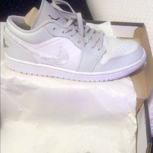 Jordan 1 lows grey and white